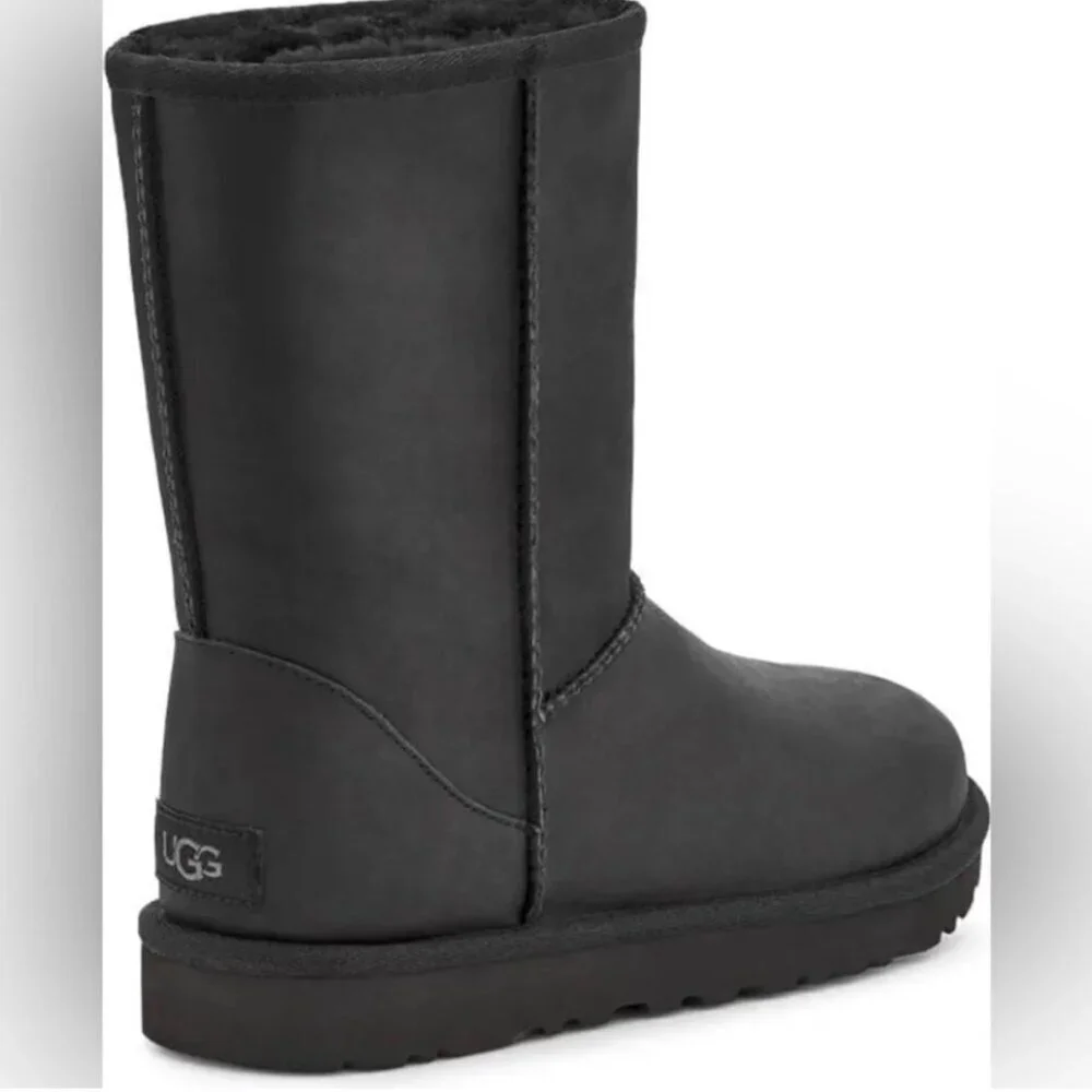 EUC UGG Classic Short II Waterproof Black Leather Boots S/N 1019646K